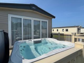 Oak Village 17 - HOT TUB Grange Leisure Park, Mablethorpe - Central heating, Pet friendly - Meadow Lakes Caravan & Lodge Hire - Mablethorpe - 0