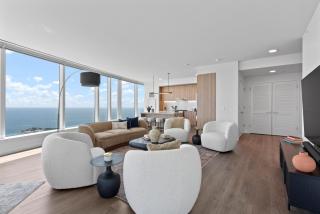 Lux Apts with Lake Views and Top Amenities - Chicago - 8