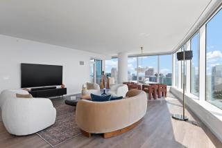 Lux Apts with Lake Views and Top Amenities - Chicago - 5