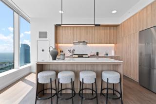 Lux Apts with Lake Views and Top Amenities - Chicago - 3