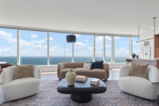 Lux Apts with Lake Views and Top Amenities - Chicago - 6