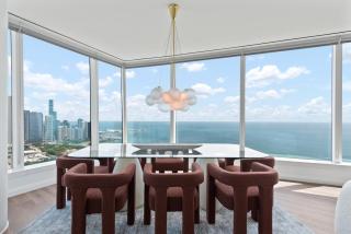 Lux Apts with Lake Views and Top Amenities - Chicago - 9