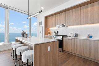 Lux Apts with Lake Views and Top Amenities - Chicago - 1