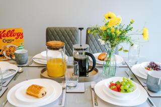 Relax in Style at Wedgwood House 3 BR Home with Garden & Parking - 3