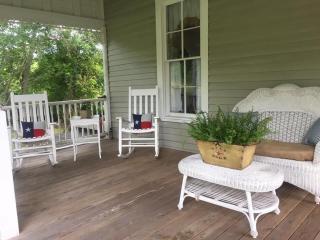 Circa 1900 - Historic - Romantic - Private - Pond - Fenced Yard - The Cottage at Chappell Hill - Chappell Hill - 1