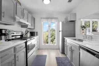 Crooked Palm - Marsh Views on Nautical Watch with pool access - - 9