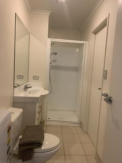 Newmarket Apartment - Queen Bed with Private Bathroom, Free Parking Provided - Auckland - 2