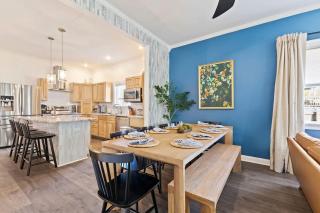 Book This 4 BR Indy Gem with Hot Tub & Walk to Action - 5