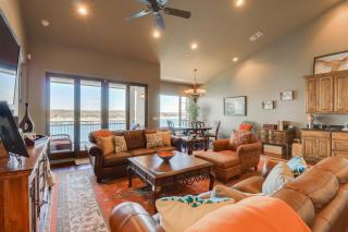 Top-Floor Lake-View Condo with Boat Dock Access - Lakeway - 8
