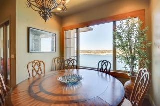 Top-Floor Lake-View Condo with Boat Dock Access - Lakeway - 4