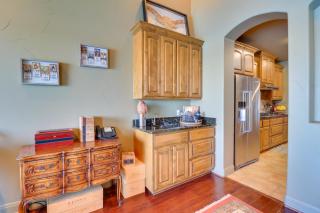 Top-Floor Lake-View Condo with Boat Dock Access - Lakeway - 3