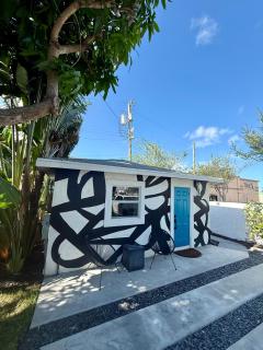 1BD 1BA-Black&White ArtBNB Cottage-Antique Row WPB - West Palm Beach - 9