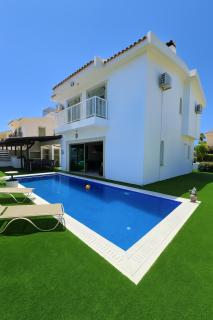 Stylish 4 Bedrooms Villa with Private Pool - 2 min walking to sandy beach - Paralimni - 3