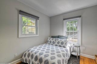 Spacious 4-Bedroom Near Downtown and UM Stadium - Ann Arbor - 7