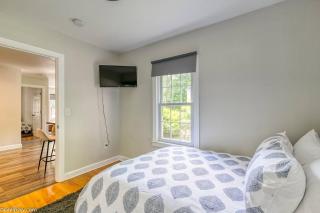 Spacious 4-Bedroom Near Downtown and UM Stadium - Ann Arbor - 3