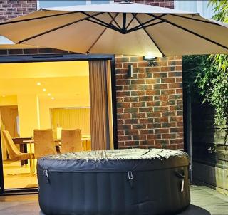 Manchester 2BR Luxe Lounge, Hot Tub, Pool Table - Sale - 0