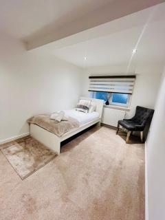 Unique Modern Studio Apartment - Motherwell - 5