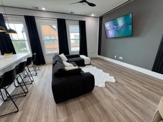 Stylish Ultra-modern Home - Houston - 0