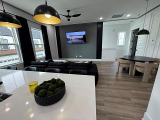 Stylish Ultra-modern Home - Houston - 6
