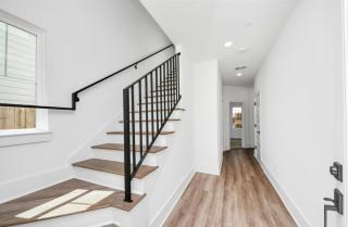 Stylish Ultra-modern Home - Houston - 5