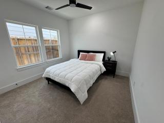 Stylish Ultra-modern Home - Houston - 3