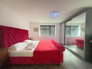 2BR Comfortable Spacious Furnished Property with Parking - Bradenham - 3