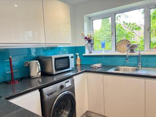 2BR Comfortable Spacious Furnished Property with Parking - Bradenham - 5