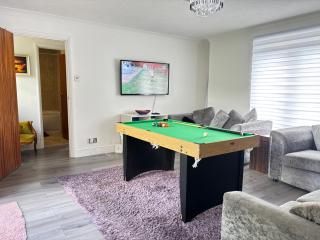 2BR Comfortable Spacious Furnished Property with Parking - Bradenham - 7