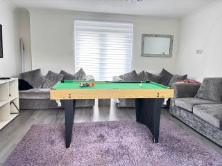 2BR Comfortable Spacious Furnished Property with Parking - Bradenham - 9