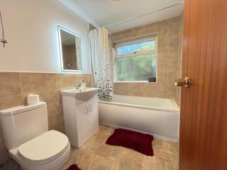 2BR Comfortable Spacious Furnished Property with Parking - Bradenham - 8