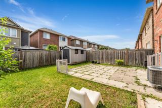 Spacious 5-Bedroom Family Home in GTA - Milton - 6