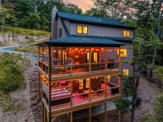 LUX Cabin:Theater•HotTub•FirePit•GameRm•MtnViews - 0