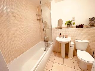 Relax steps from heathrow Terminal 4 ,Entire 2 Bed Room appartment - Stanwell - 5