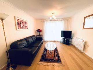 Relax steps from heathrow Terminal 4 ,Entire 2 Bed Room appartment - Stanwell - 2