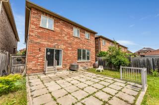 Spacious 5-Bedroom Family Home in GTA - Milton - 4