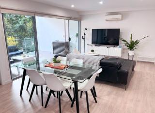 Leafy & Quiet Apt with Big Balcony, Parking & 65" TV - Brisbane - 8