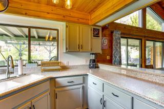 Scenic Riverfront Escape with Sauna in Junction City - Weaverville - 3