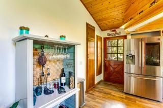 Scenic Riverfront Escape with Sauna in Junction City - Weaverville - 1