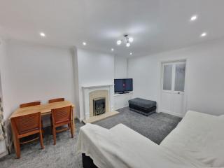3 bedroom home, free parking - Birmingham - 8