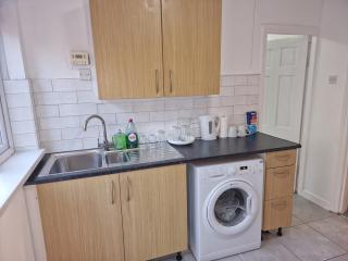 3 bedroom home, free parking - Birmingham - 7