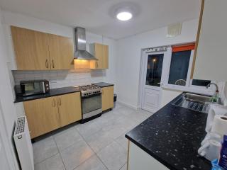 3 bedroom home, free parking - Birmingham - 6