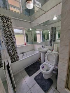 3 bedroom home, free parking - Birmingham - 5
