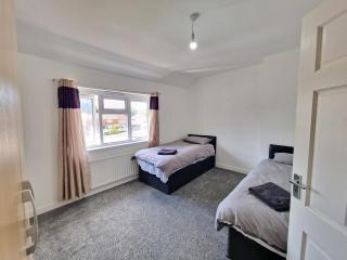 3 bedroom home, free parking - Birmingham - 3