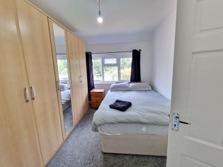 3 bedroom home, free parking - Birmingham - 1
