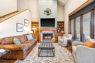 Penthouse 7 on Taneycomo - Chic Waterfront Condo - Branson - 3