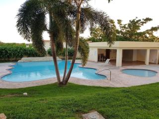 Gated Complex with Pool Balcony Near Attractions - 0
