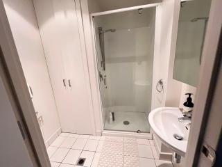 Arthur 2 bedroom 1 living room balcony view wifi gym swiming pool and easy parking - Auckland - 6