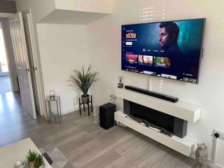 Modern 2-Bed House with Parking Near City & UHW Hosp - Cardiff - 7