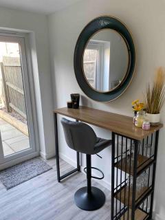 Modern 2-Bed House with Parking Near City & UHW Hosp - 4