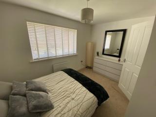 Modern 2-Bed House with Parking Near City & UHW Hosp - Cardiff - 3